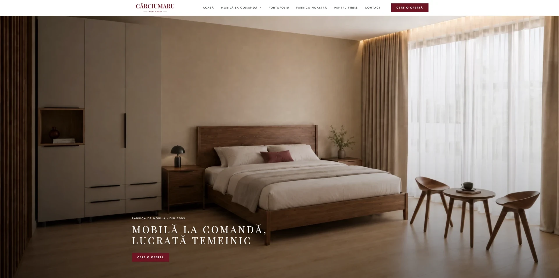 Pagina principală a site-ului Cârciumaru Mobi Group afișată pe ecran, cu dormitor și headline-ul „Mobilă la comandă, lucrată temeinic”.
